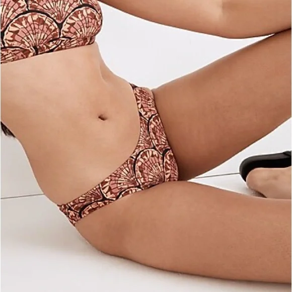 Madewell Second Wave Curved-Waist Bikini Bottom in Painted Seashells - Picture 2 of 8